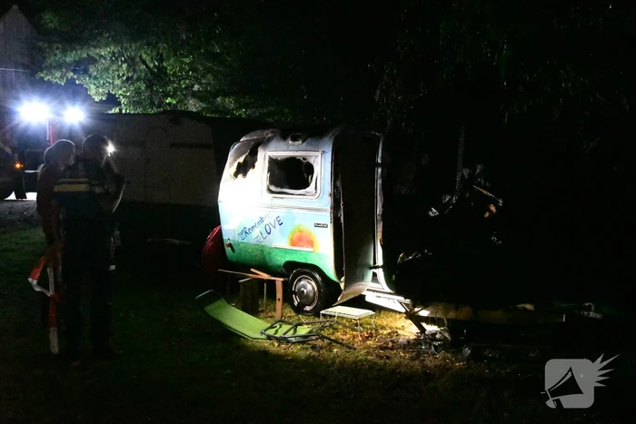 Sissende gasfles bij brand in caravan
