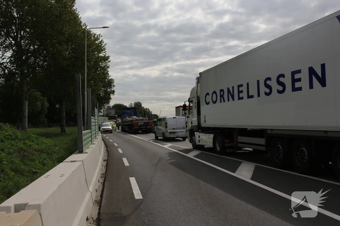 Automobiliste botst op geluidswal