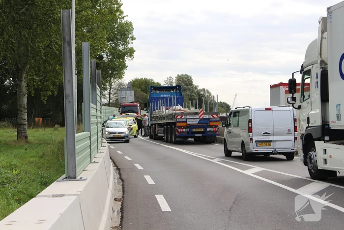 Automobiliste botst op geluidswal