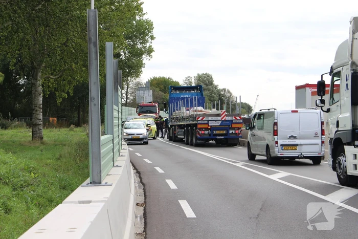 Automobiliste botst op geluidswal