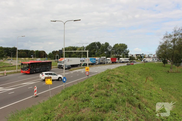 Automobiliste botst op geluidswal
