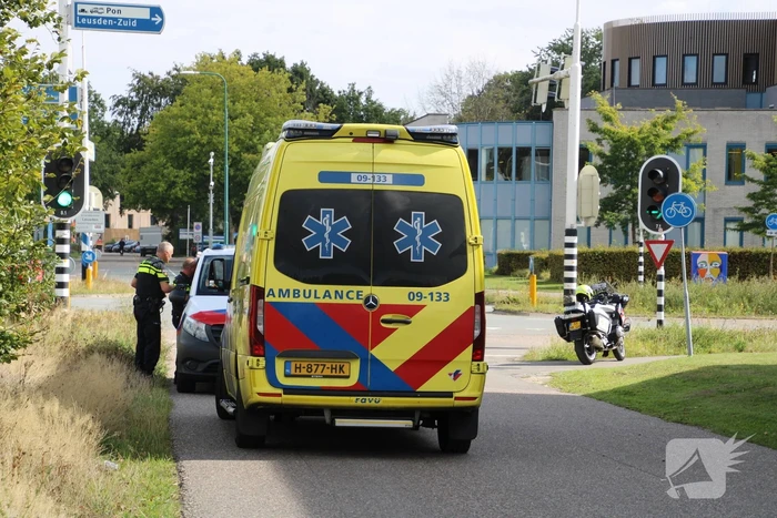 Auto's botsen voor stoplicht