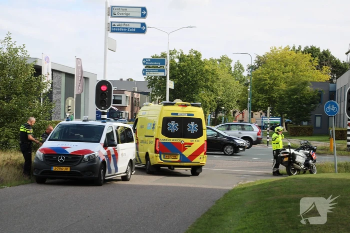 Auto's botsen voor stoplicht