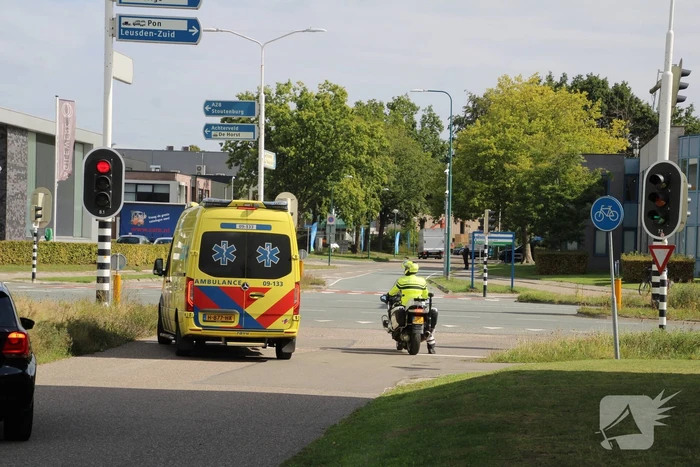Auto's botsen voor stoplicht