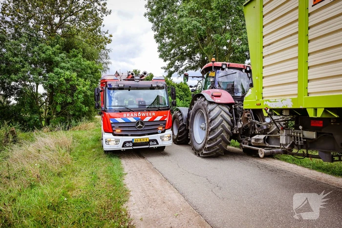 Brandweer doet onderzoek naar vreemde lucht in boerderijwoning
