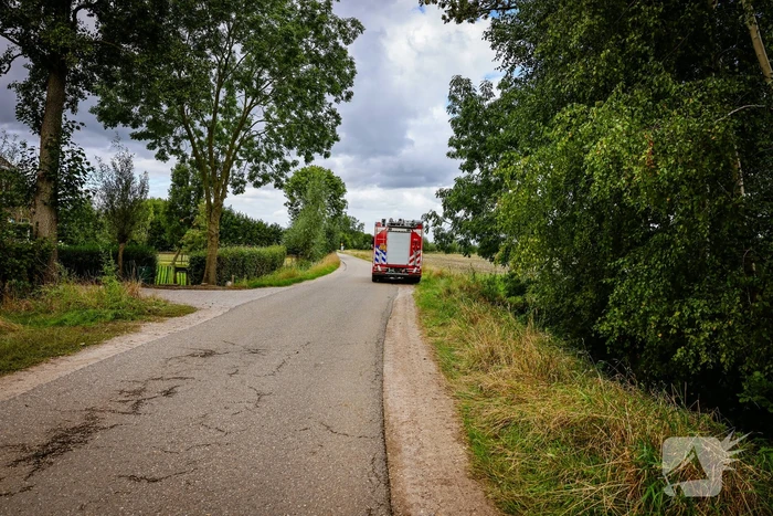 Brandweer doet onderzoek naar vreemde lucht in boerderijwoning