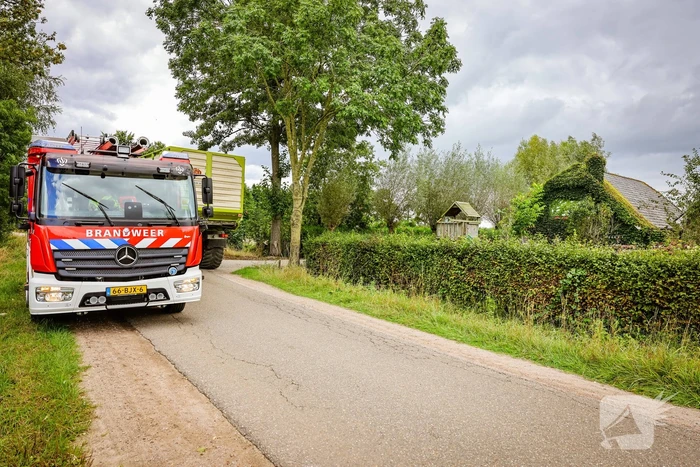 Brandweer doet onderzoek naar vreemde lucht in boerderijwoning
