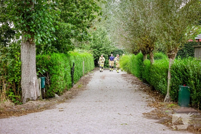 Brandweer doet onderzoek naar vreemde lucht in boerderijwoning