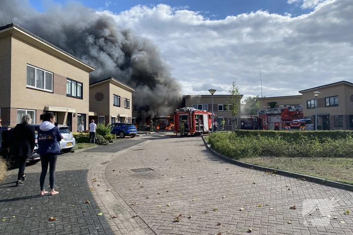 Enorme vlammen en rookwolken bij woningbrand