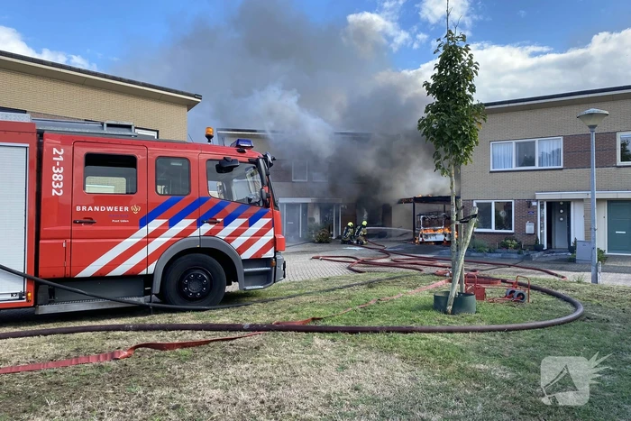 Enorme vlammen en rookwolken bij woningbrand