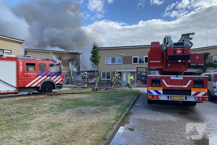 Enorme vlammen en rookwolken bij woningbrand