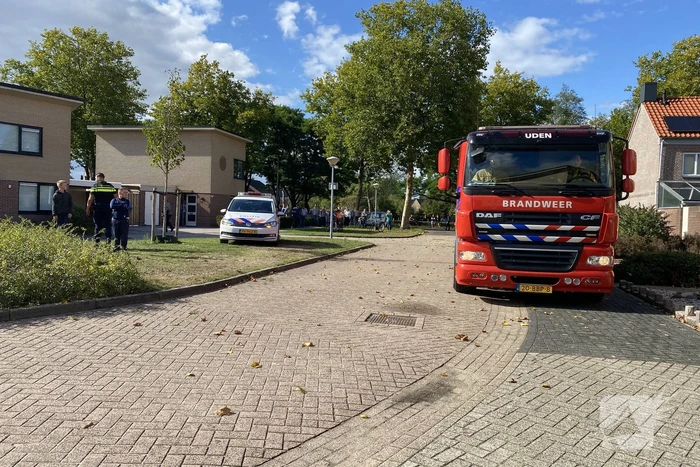 Enorme vlammen en rookwolken bij woningbrand