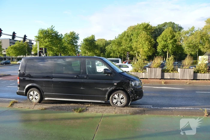 Bestelbus botst met personenauto
