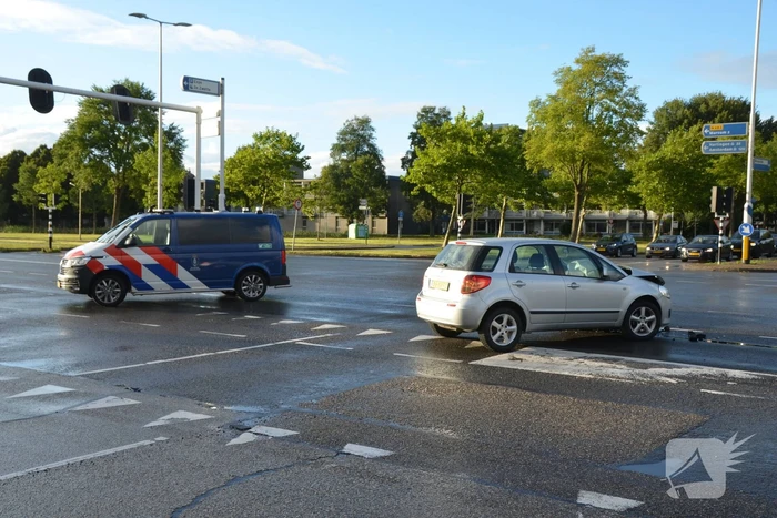 Bestelbus botst met personenauto