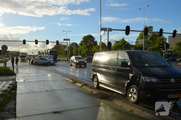 Bestelbus botst met personenauto