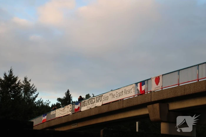 Protestactie op viaduct over snelweg
