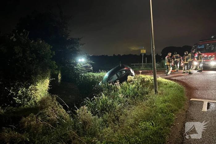 Bestuurder mist bocht belandt te water
