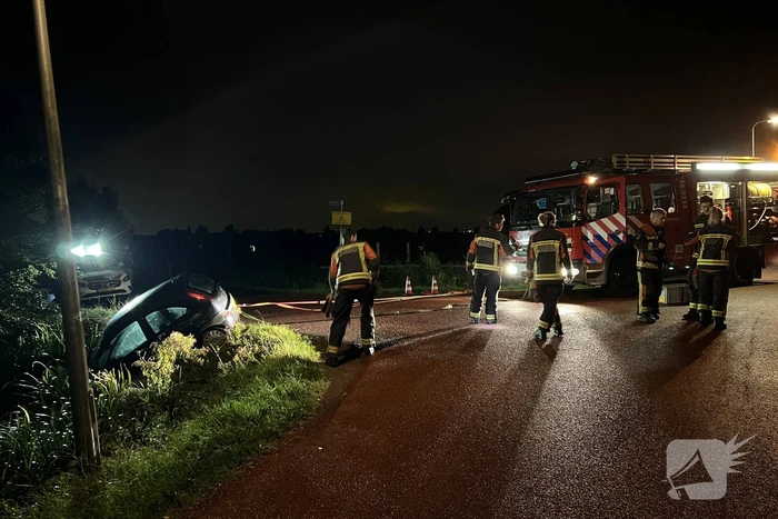 Bestuurder mist bocht belandt te water