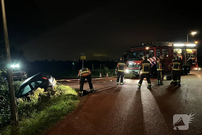 Bestuurder mist bocht belandt te water