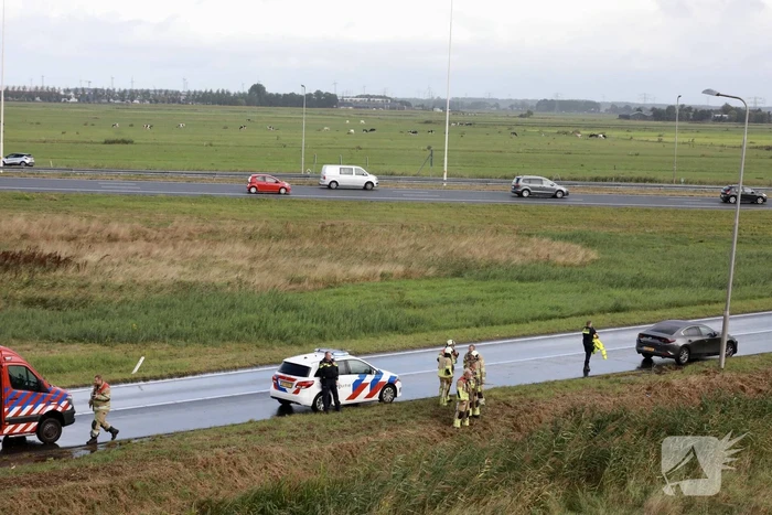 Verlaten auto in sloot aangetroffen