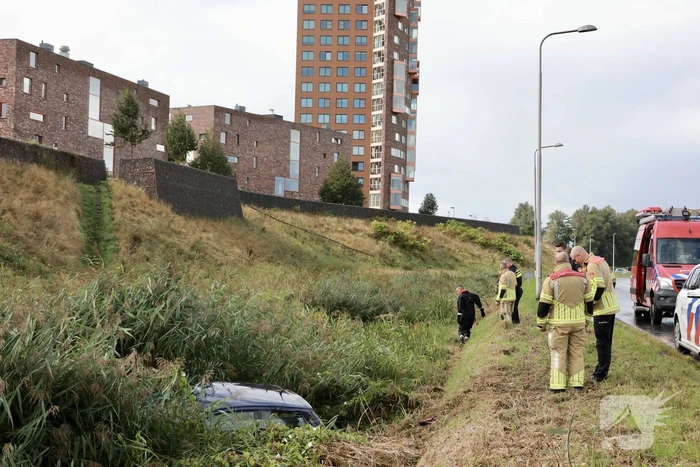 Verlaten auto in sloot aangetroffen