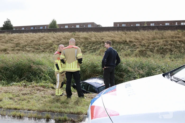 Verlaten auto in sloot aangetroffen