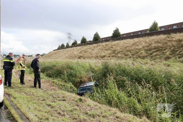 Verlaten auto in sloot aangetroffen