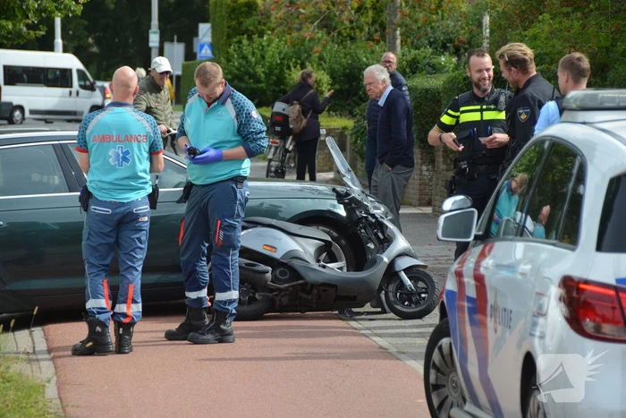 Scooterbestuurder botst tegen zijkant auto