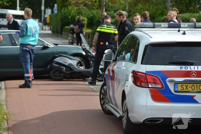 Scooterbestuurder botst tegen zijkant auto