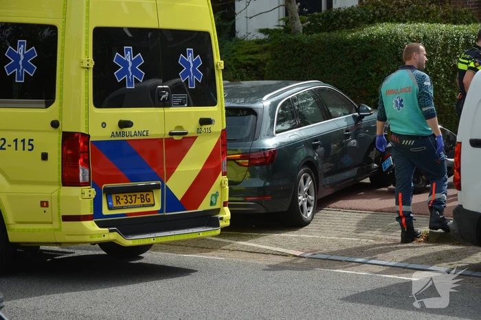 Scooterbestuurder botst tegen zijkant auto