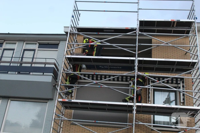 Houten platen dreigen van steiger te waaien