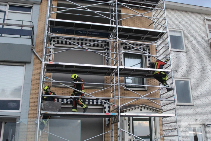 Houten platen dreigen van steiger te waaien