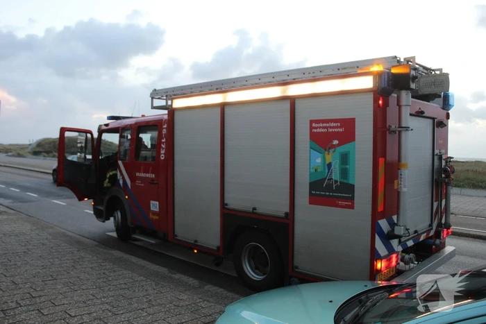 Houten platen dreigen van steiger te waaien
