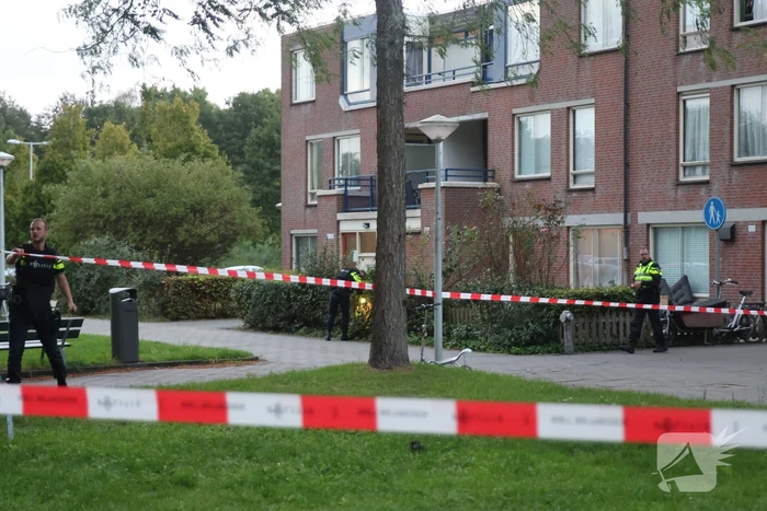 Schoten gelost op raam van woning
