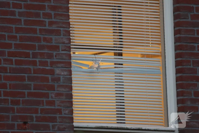 Schoten gelost op raam van woning
