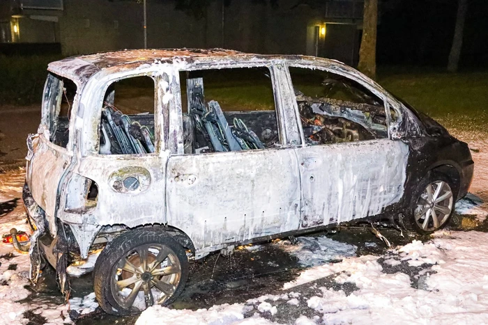 Geparkeerd auto verwoest vanwege brand