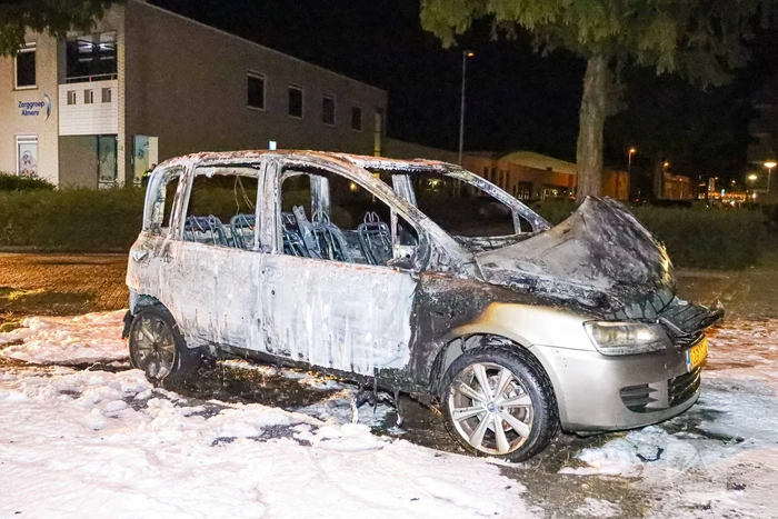 Geparkeerd auto verwoest vanwege brand