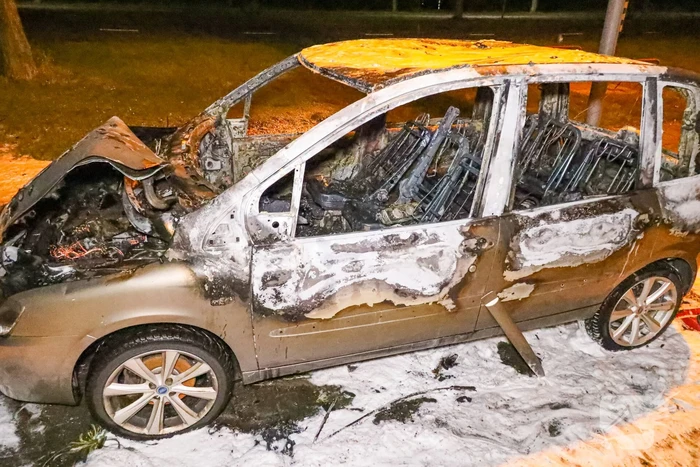 Geparkeerd auto verwoest vanwege brand