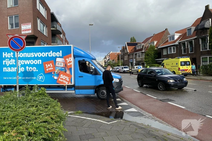Bakwagen en personenauto in botsing