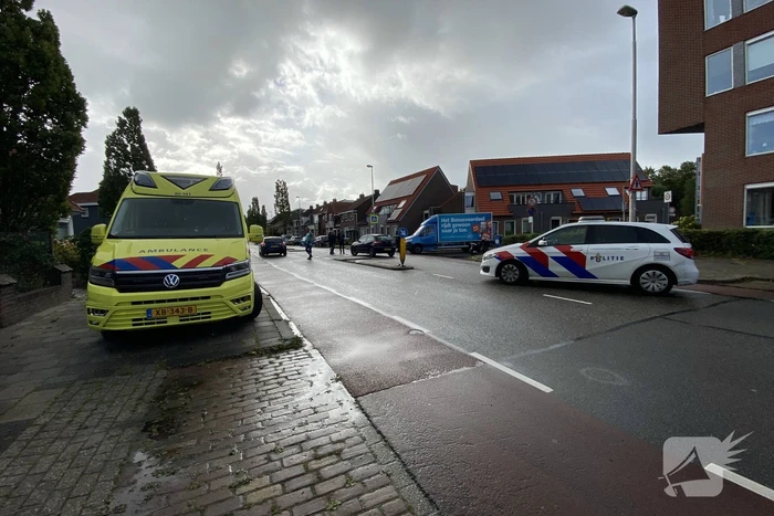 Bakwagen en personenauto in botsing