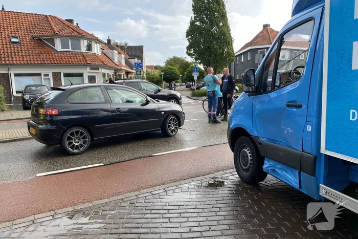 Bakwagen en personenauto in botsing