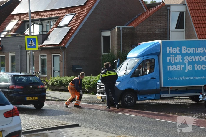 Bakwagen en personenauto in botsing