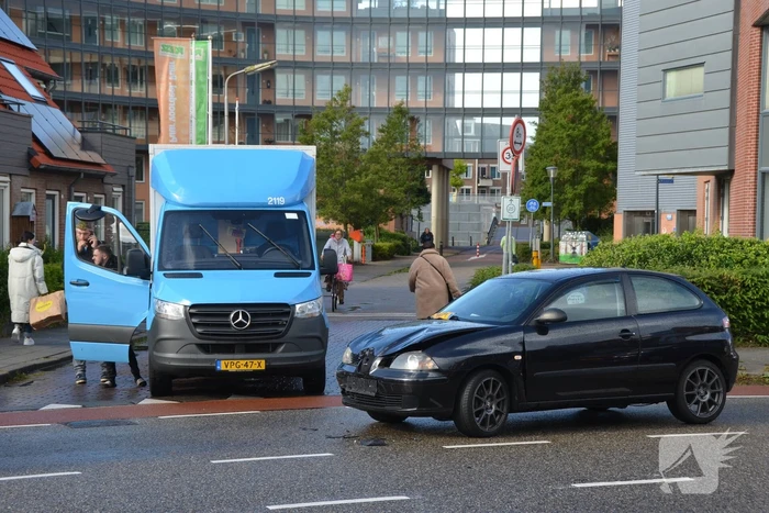Bakwagen en personenauto in botsing