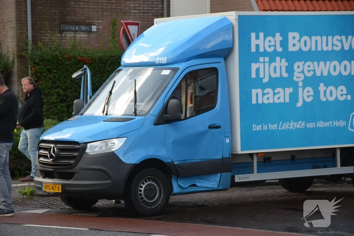 Bakwagen en personenauto in botsing