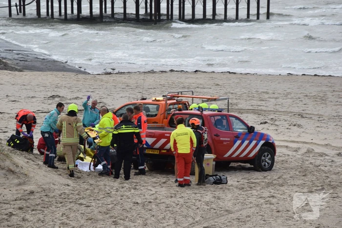 Kitesurfer zwaargewond bij kiteongeval op Brouwersdam