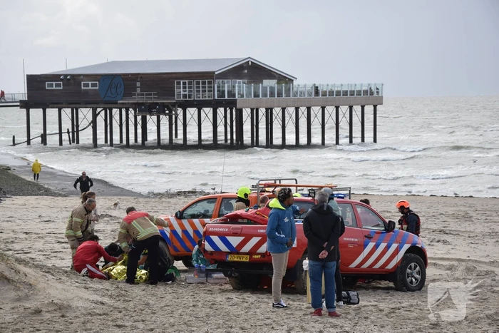 Kitesurfer zwaargewond bij kiteongeval op Brouwersdam