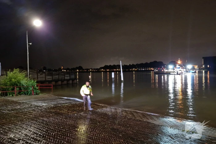 Twee inzittenden voertuig gered uit water