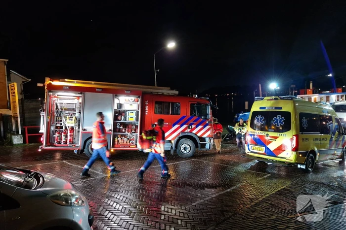 Twee inzittenden voertuig gered uit water