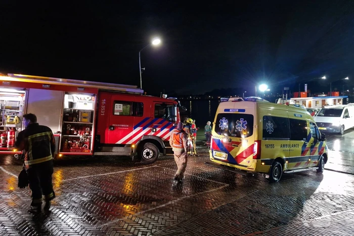 Twee inzittenden voertuig gered uit water