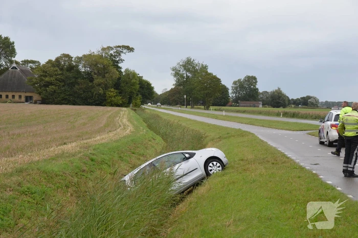 Auto belandt in sloot na aanrijding op kruising